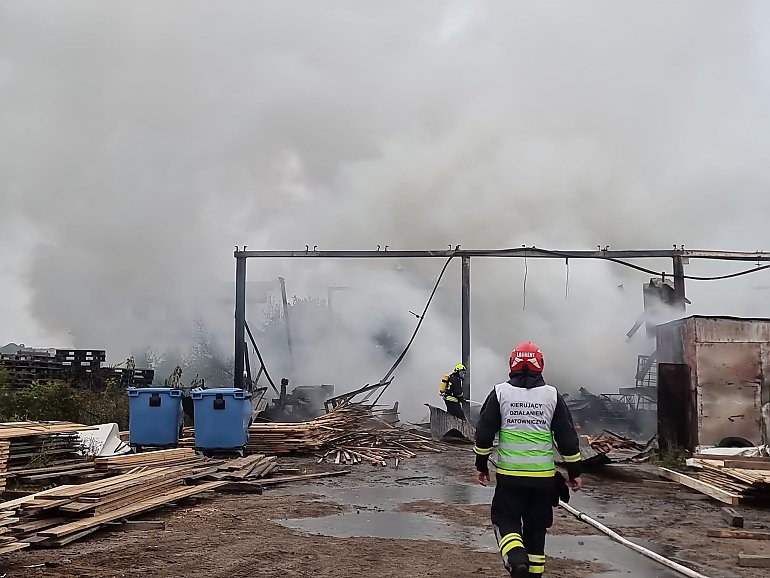Pożar tartaku w Głogowie. W akcji uczestniczyło 12 zastępów straży pożarnej [ZDJĘCIA]
