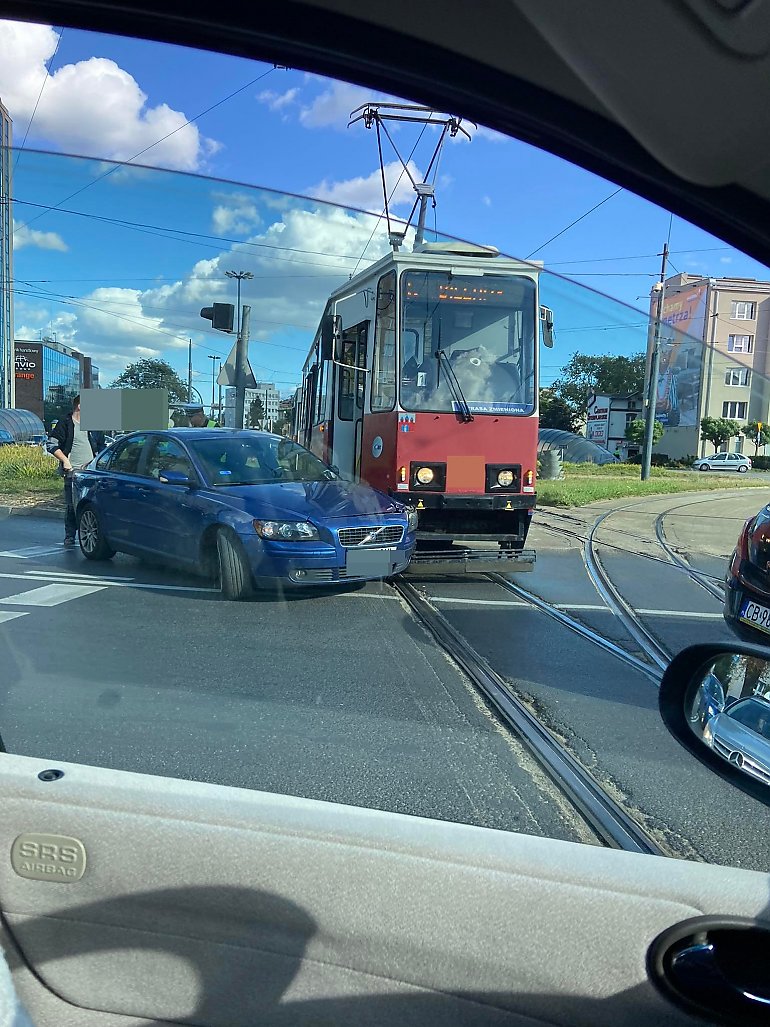 Kolizja samochodu osobowego z tramwajem na rondzie Jagiellonów