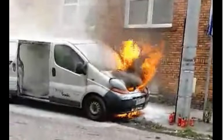 Na ul. Chłopickiego samochód stanął w płomieniach Ognia nie dało się opanować [VIDEO]