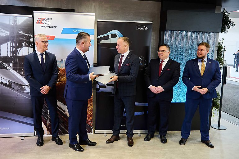 PESA Bydgoszcz zmodernizuje 59 wagonów dla PKP Intercity. Firmy podpisały umowę
