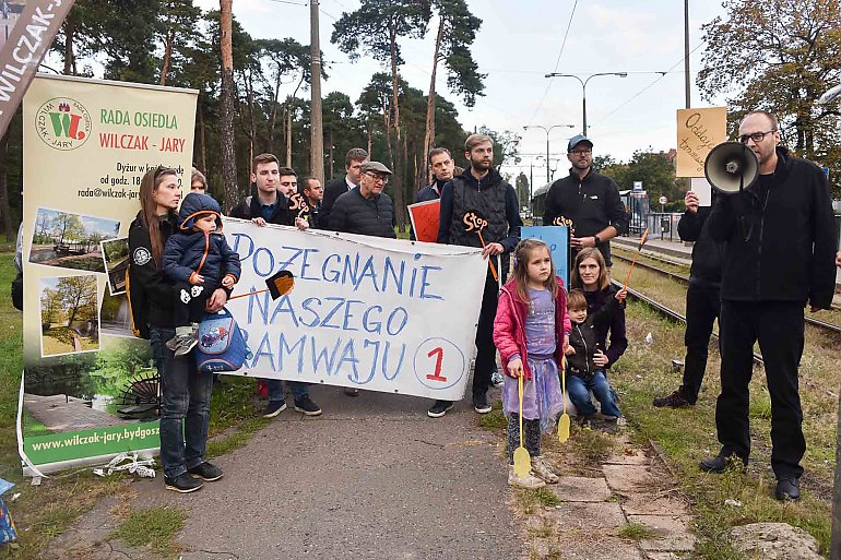 „Oddajcie tramwaj w weekendy!”. Mieszkańcy Wilczaka i społecznicy protestowali przeciwko cięciom kursów