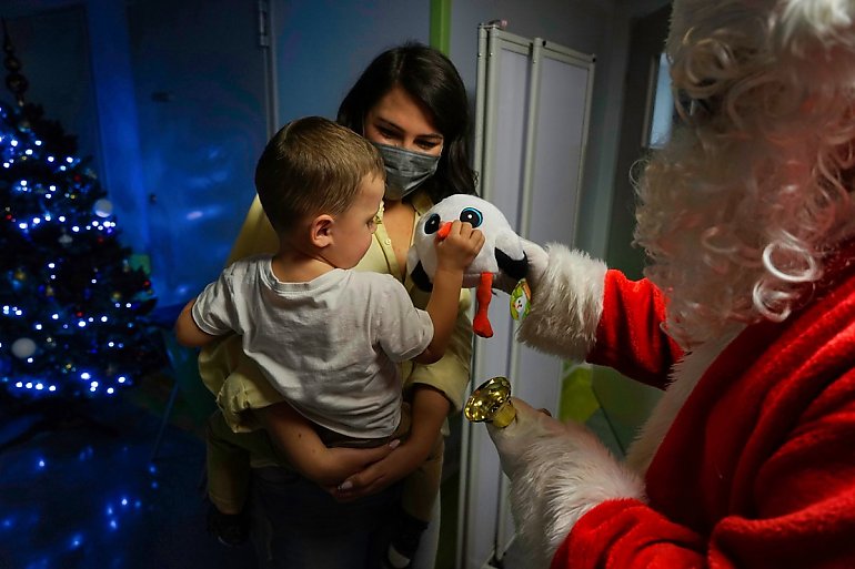 Święty Mikołaj z policyjną asystą odwiedził dzieci w szpitalu [ZDJĘCIA, VIDEO]