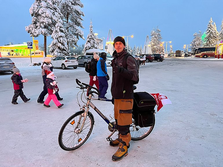 Grzegorz Stenka podczas zimowej wyprawy. Chce rowerem przejechać Europę dookoła