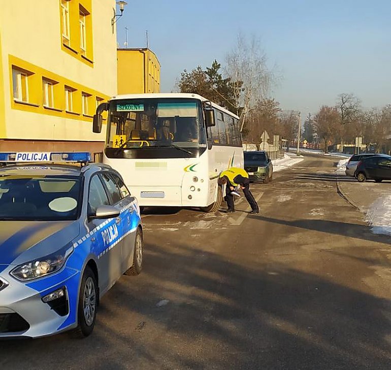 Radziejowscy policjanci kontrolują autokary w ramach działań „Bezpieczne Ferie”