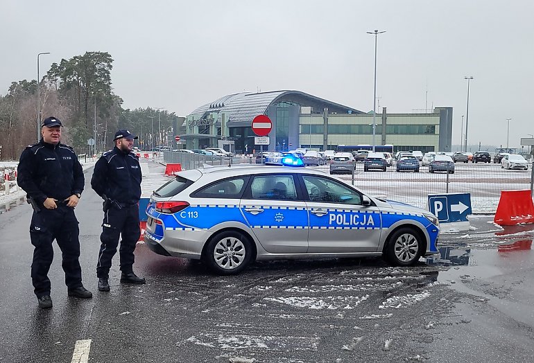 Policjanci ćwiczyli na lotnisku