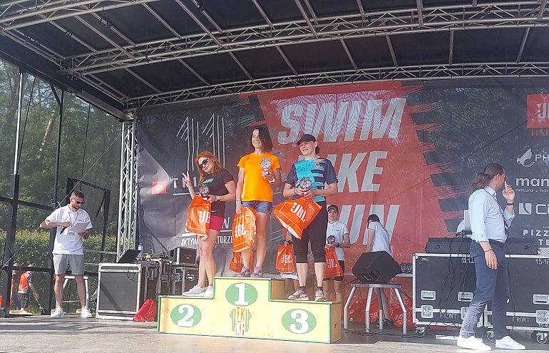 Mariola Raszlińska z Bydgoszczy ze złotym medalem na JBL Triathlon Sieraków