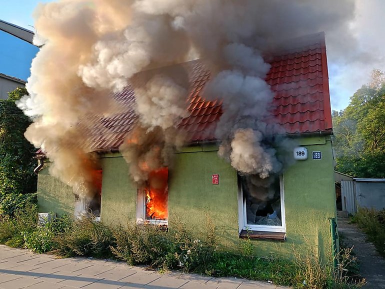 Pożar pustostanu na ul. Grunwaldzkiej w Bydgoszczy [ZDJĘCIA, WIDEO]