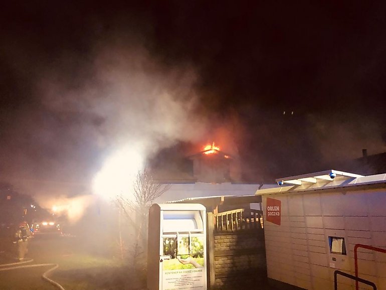   Pożar stolarni w Niemczu pod Bydgoszczą. Z ogniem walczyło 11 zastępów
