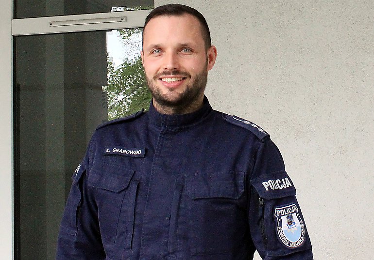 Policjant wskoczył do Wisły, by ratować nastolatkę [WIDEO]