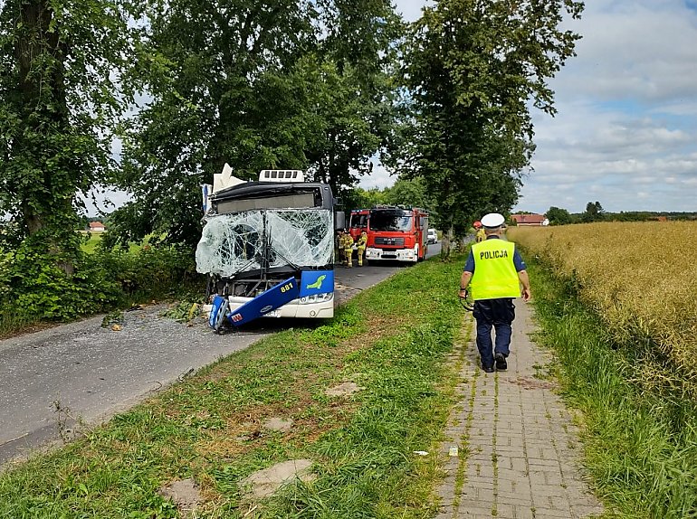 Policja wyjaśnia okoliczności wypadku autobusu