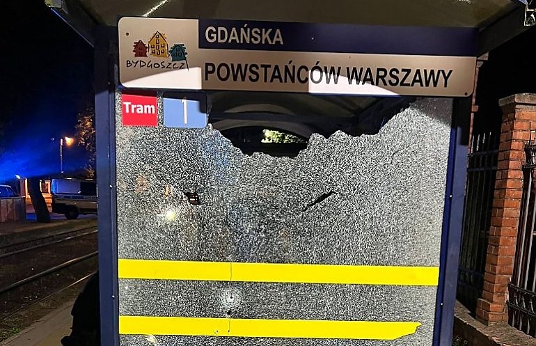 Strzelał do wiaty przystankowej w centrum Bydgoszczy. Odpowie przed sądem