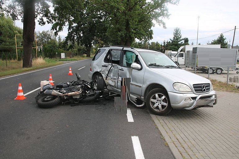 Po zderzeniu z mercedesem motocyklista trafił do szpitala