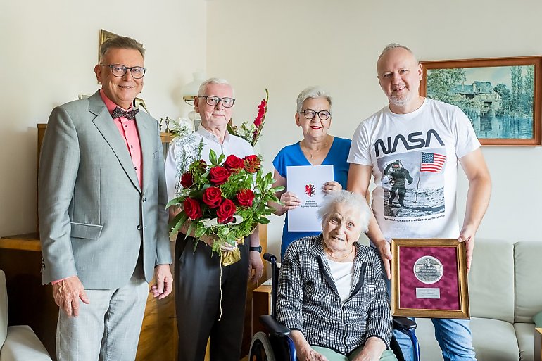  Stulatka z Bydgoszczy, Kazimiera Jasieniecka  otrzymała medal marszałka