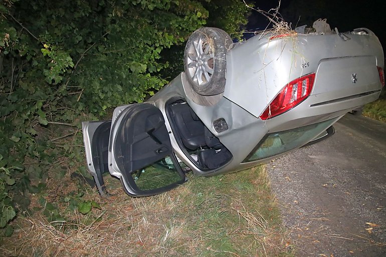 Auto dachowało w gminie Janikowo, podróżowali nim pijani kobieta i mężczyzna