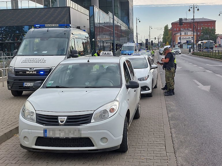 Służby skontrolowały taksówki na aplikację. Zatrzymano obywatela Armenii