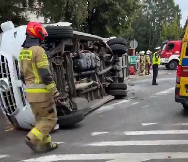 Autobus zderzył się z osobówką w Lubrańcu. 11 osób zostało rannych