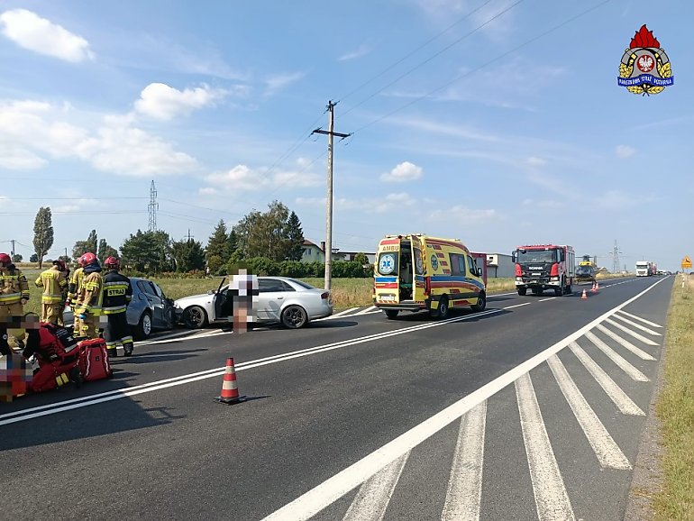 Karambol z udziałem busa i dwóch aut osobowych na DK91