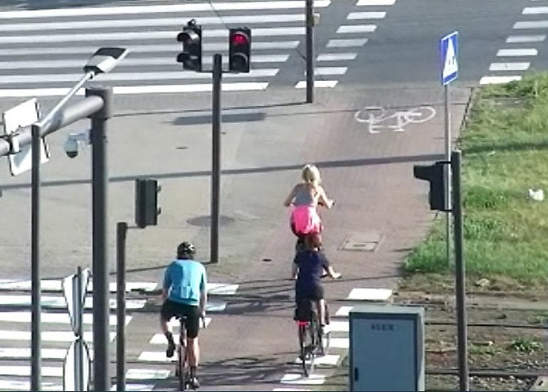 Policyjny dron śledził rondo Toruńskie. Wyłapał kilkadziesiąt wykroczeń [WIDEO]