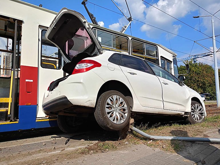 Zderzenie z tramwajem i parkowanie na torowisku w Bydgoszczy