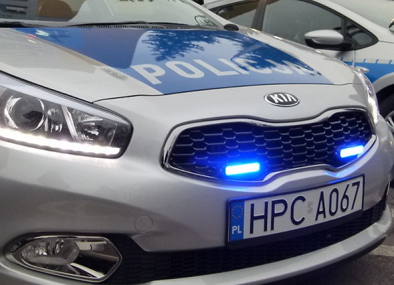 Policjanci uwolnili dwuletnie dziecko z zatrzaśniętego auta