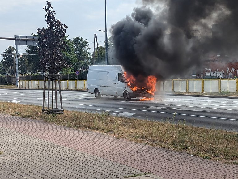 Pożar auta w centrum. Na ul. Toruńskiej palił się samochód dostawczy 