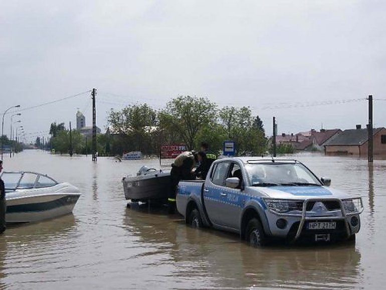 Policjanci z naszego regionu pomagają na terenach zalanych [WIDEO]