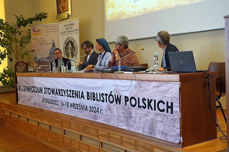 Biblia powinna być fundamentem katechezy dorosłych