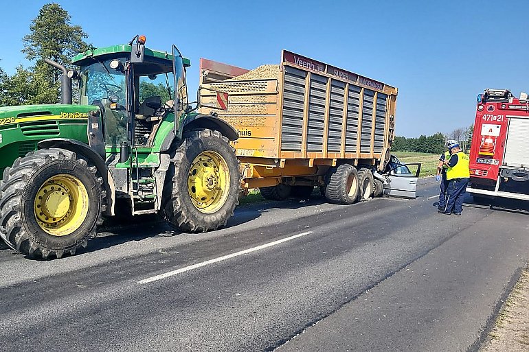 Kierowca w stanie ciężkim, pasażer nie żyje.