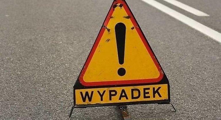 Tragiczny wypadek w Bydgoszczy. Auto uderzyło w drzewo, zginął młody kierowca