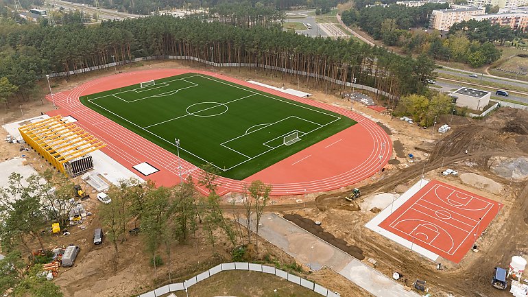 Nowiutki tartan jest już na fordońskim stadionie. Raport z budowy Akademickiego Centrum Sportu