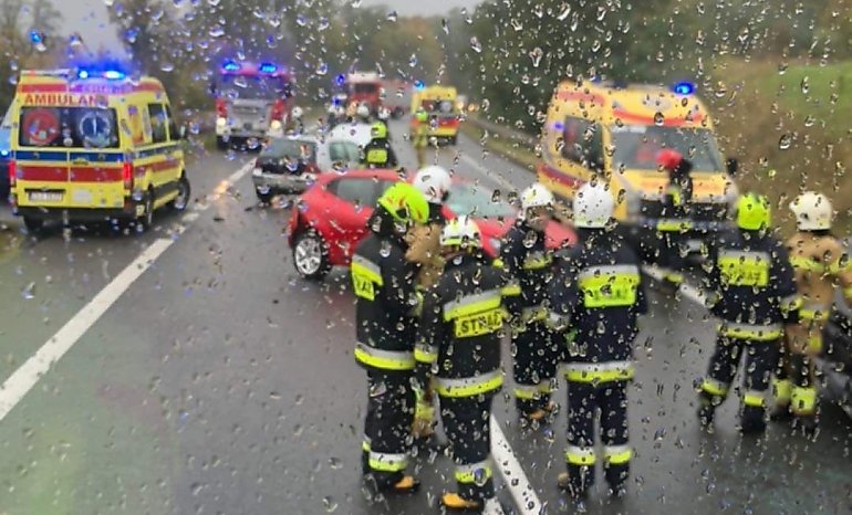 Sześciu rannych na drodze krajowej nr 10. Zderzyły się cztery samochody [WYPADEK] 