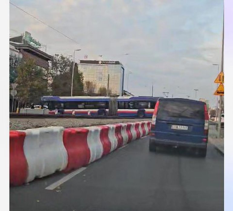 Na Bernardyńskiej przed mostem utknął autobus. Kierowcy boją się poniedziałku