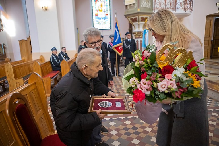 Medal marszałka dla stulatka. Ponad 70 lat był strażakiem [ZDJĘCIA]