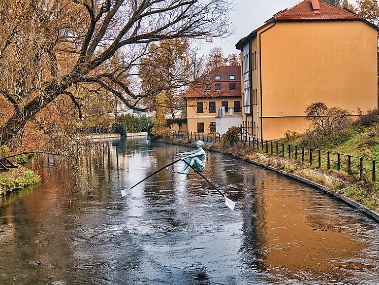 Kolejne wiszące rzeźby pojawią się w Bydgoszczy. Przechodzący przez rzekę nie będzie już sam