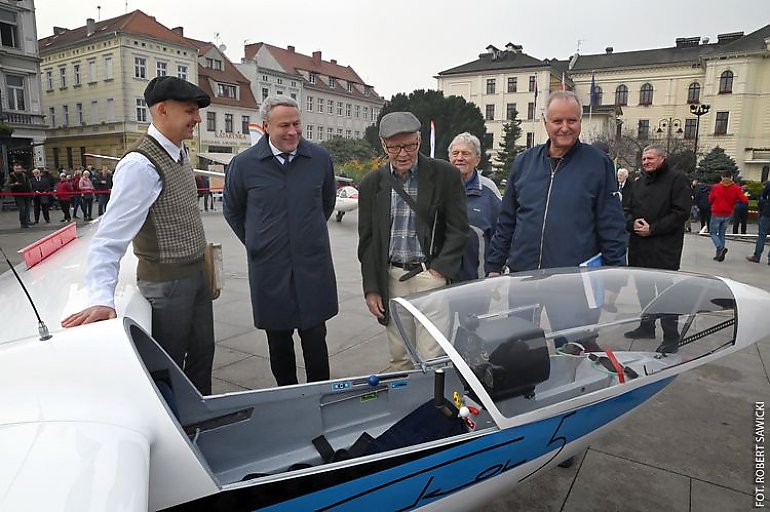 Odsłonili bydgoskie autografy przy akompaniamencie orkiestry i w towarzystwie szybowców