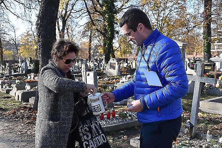 Bydgoszczanie ratują zabytkowe nagrobki – doroczna kwesta na cmentarzach [ZAPOWIEDŹ]