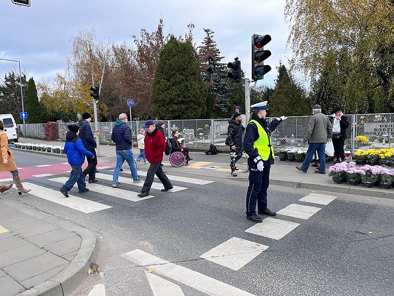 Zero ofiar śmiertelnych. Policja podsumowuje okres „Wszystkich Świętych”