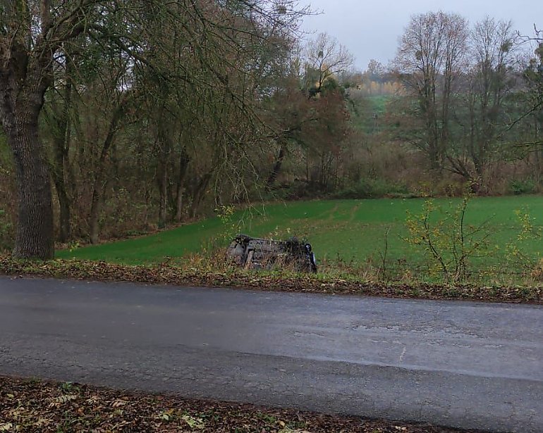 Po pijaku uderzył w znak drogowy i wylądował w polu