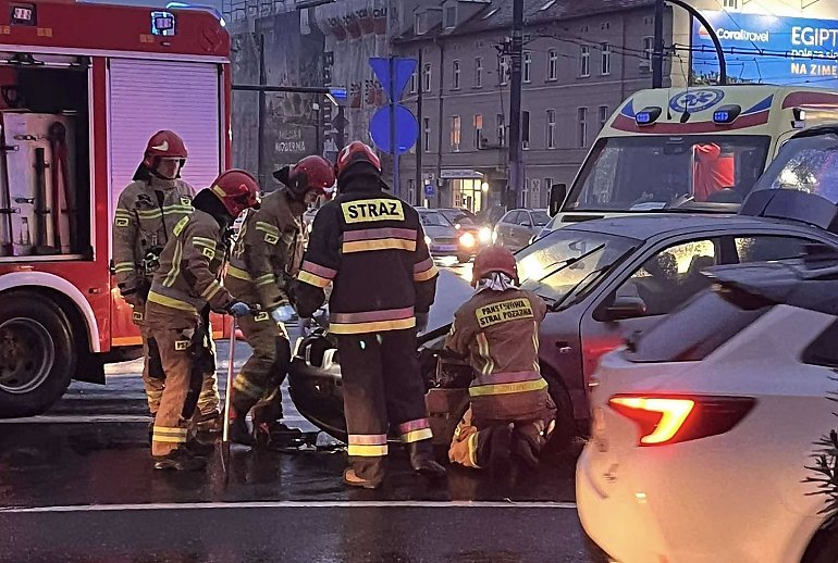 Kolizja na rondzie Jagiellonów w Bydgoszczy. Są utrudnienia w ruchu [Z OSTATNIEJ CHWILI]