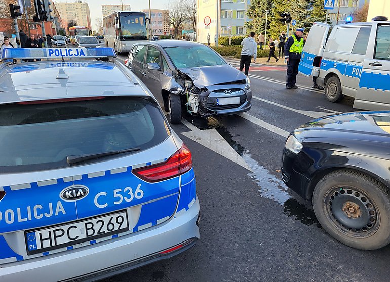 Po pijaku taranował auta w mieście. Próbował uciec, ale trafił na policjantów po służbie