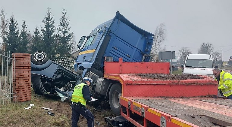 Tragiczny wypadek pod Lipnem. W zderzeniu z ciężarówką zginął kierowca auta osobowego