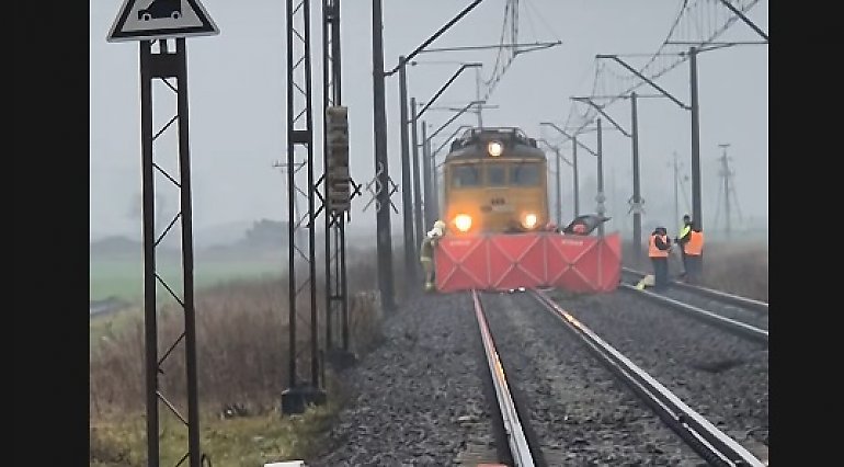 Dwie osoby zginęły na przejeździe kolejowym. Audi wjechało pod pociąg [FILM]