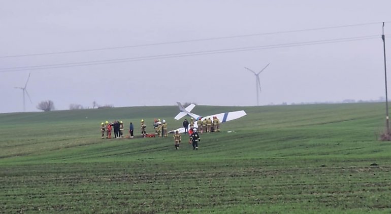 Wypadek lotniczy. Awionetka spadła na pole pod Chełmnem [Z OSTATNIEJ CHWILI]