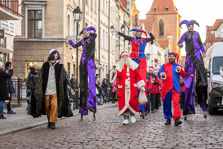 Świąteczny nastrój zapanował u sąsiadów Bydgoszczy. Toruń zaświecił marszałkowską choinkę [ZDJĘCIA]