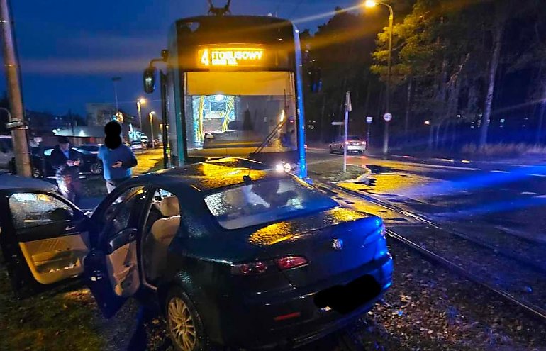 Groźny wypadek na Kapuściskach - tramwaj zderzył się z autem osobowym 