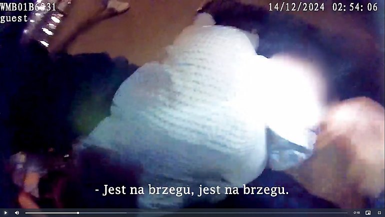 Policjanci uratowali mężczyznę topiącego się w Brdzie [FILM]