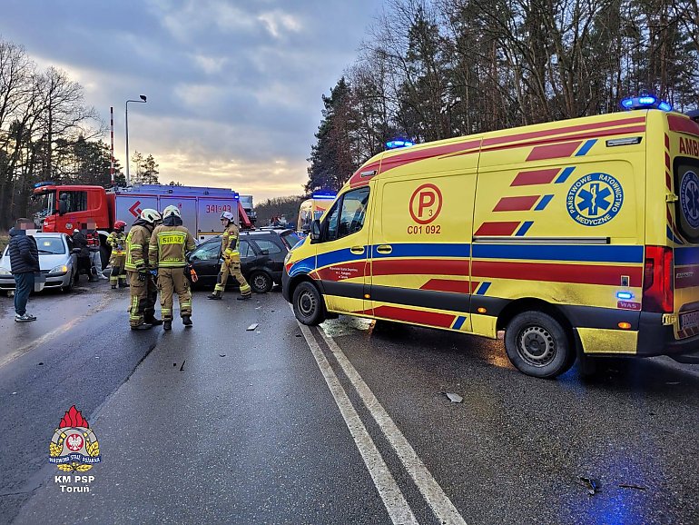 Zderzenie pod Toruniem. Trzy osoby w szpitalu [ZDJĘCIA]