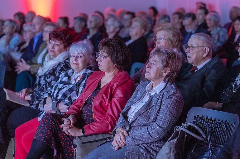 Seniorzy: fundament społeczeństwa i przyszłość polityki senioralnej