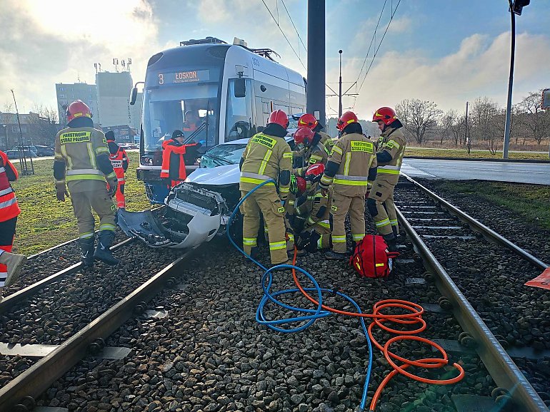 Znów tramwaj zderzył się z samochodem. Andersa zblokowana