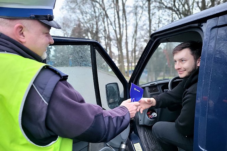 Przejrzysta szyba – bezpieczna droga! Policjanci przypominają o zimowych obowiązkach kierowców